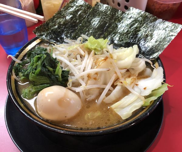 「チャーシュー麺＋煮卵＋もやきゃべ」@家系ラーメン とらきち家の写真