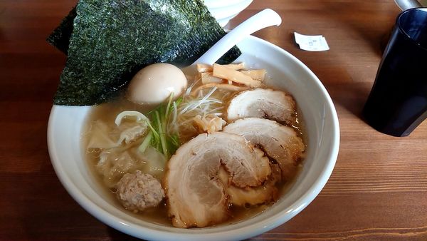 「帆立香る塩そば(全部乗せ)1100円」@らぁめん 麺彩家の写真