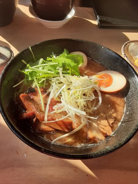 「特製醤油らぁめん+炙りチャーシュー」@俺の創作らぁめん 極やの写真