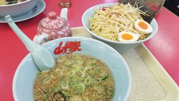 「醤油つけ麺　大盛　味付けネギ　味玉トッピング」@山岡家 松本店の写真