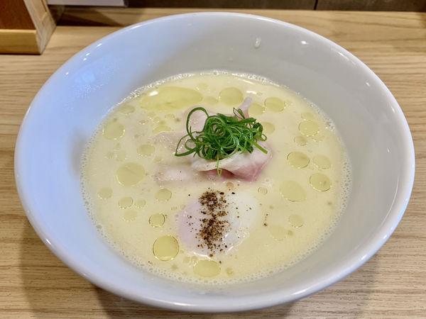 「白トリュフオイル香る鶏白湯麺…1100円」@らーめんMAIKAGURAの写真