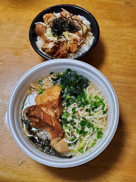 「特塩らーめん　ミニチャーシュー丼(デリバリー)」@らあめん一撃 松戸駅前店の写真