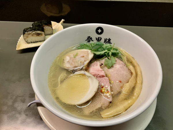 「はまぐり塩らーめん…1200円・焼きサバ寿司…250円」@らぁめん登里勝の写真