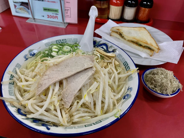 「しおらーめん＋とろろ昆布、みそバターチャーシュートースト」@らーめん EAGLEの写真