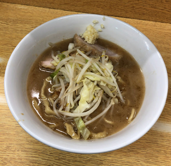 「ラーメン 780円　麺半分・ヤサイ少な目にんにくちょっと」@ラーメン二郎 環七新新代田店の写真