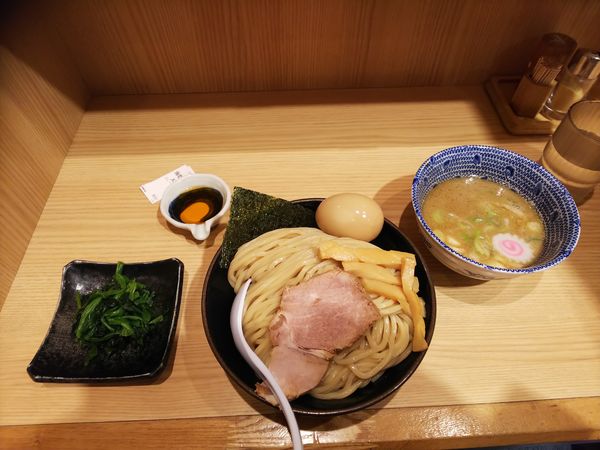 「海老つけめん(大盛)とトッピングにほうれん草と味付玉子」@舎鈴 新宿西口店の写真