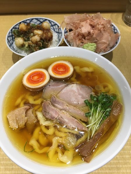 「親鶏中華そば(極太麺)＋小かき揚げ丼＋本わさび丼＋鶏皮」@手打 親鶏中華そば 綾川の写真