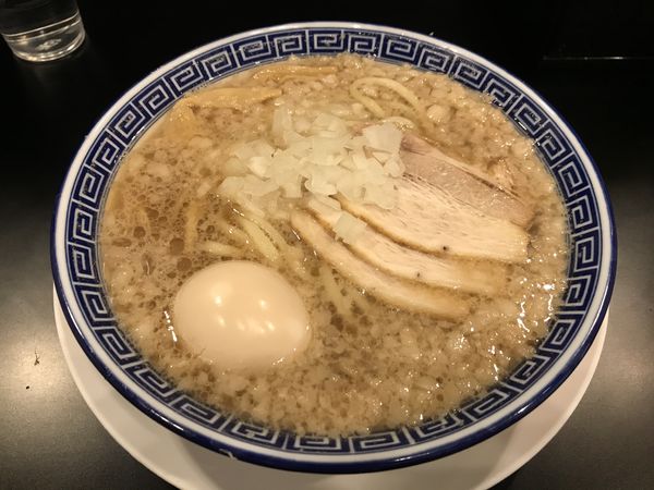 「背脂中華そば 780円 + クーポン味玉」@新潟発祥 なおじ 西新宿店の写真