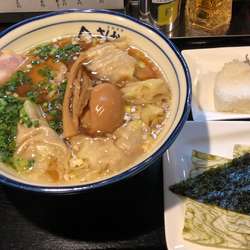 わんたん麺¥1050、サービスおにぎり