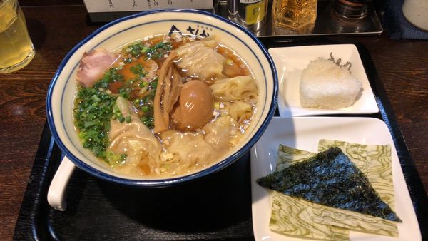 「わんたん麺¥1050、サービスおにぎり」@さんかくの写真