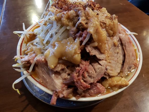 「麻辣ラーメン　ヤサイアブラカラメ」@らーめん 豚島の写真