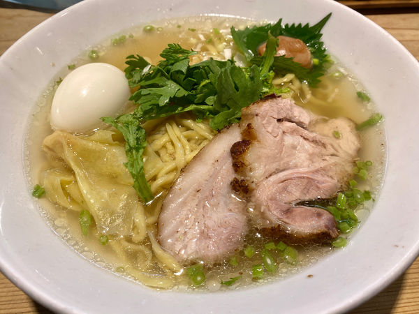 「塩ラーメン¥850、味玉¥100、南高梅¥100」@横濱元町 本丸亭 横浜店の写真