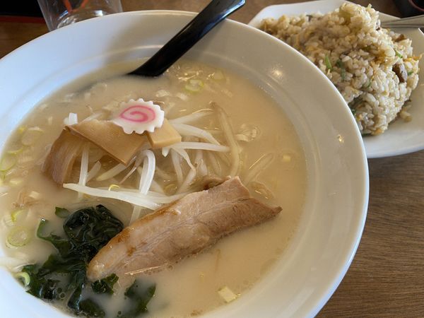 「ラーメンセット（豚骨ラーメン・チャーハン）」@台湾料理 味鮮の写真