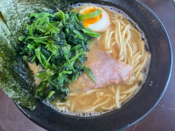 「醤油豚骨並¥710、れんそう¥120」@横浜らーめん 源泉の写真