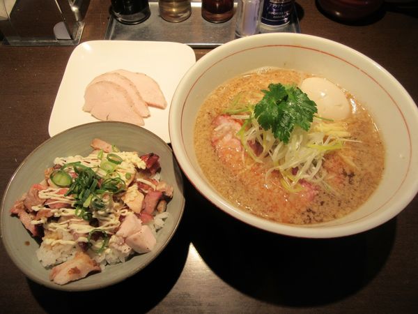 「背脂地鶏中華そば醤油（８３０円）＋肉マヨ丼３２０円＋他」@麺や 虎徹の写真