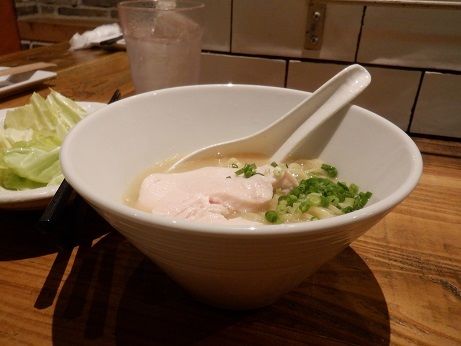 「コラーゲンたっぷり濃厚鶏白湯ラーメン【ハーフ】」@やきとり家 すみれ 渋谷宮益坂店の写真