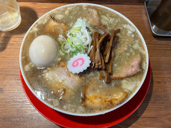 「ニボマシ肉煮干＋味玉＋背脂」@肉煮干し中華そば さいころの写真