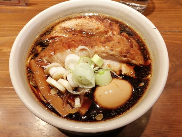 「らーめんmicro　焼豚二枚1200円　煮玉子165円」@人類みな麺類 東京本店の写真