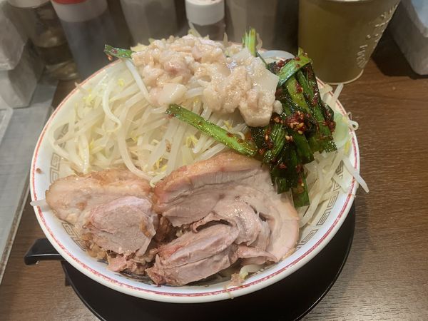 「小ラーメン(250g、780円) ニラキムチ(100円)」@豚山 大森店の写真