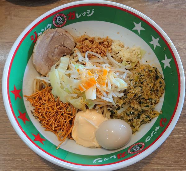 「餃子まぜそば+豚玉」@ジャンクガレッジ 越生店の写真