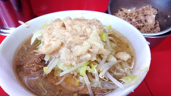 「【昼】麺半分 豚2枚+温泉卵+豚ほぐし」@ラーメン二郎 茨城守谷店の写真