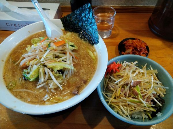 「野菜たっぷりラーメン(味噌味)７９０円＋ネギ丼２９０円＋キムチ無」@ラーメンショップ椿 二本松店の写真