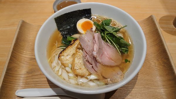 「塩そば 白 1000円 + 気まぐれご飯 380円」@銀座 風見の写真