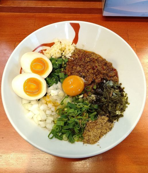 「台湾まぜそば 850円＋味玉 100円」@らーめん・油そば 笑びすの写真