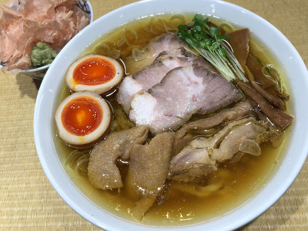 「親鶏中華そば(中太麺)＋チャーシュー(肩ロース2)＋自家製煮」@手打 親鶏中華そば 綾川の写真