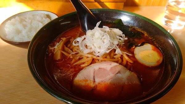 「鉄火麺900円半ライス100円」@味源 河辺店の写真