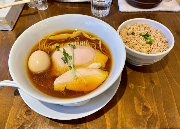 「醤油味玉らーめん＋鶏挽肉丼」@麺屋鈴春の写真