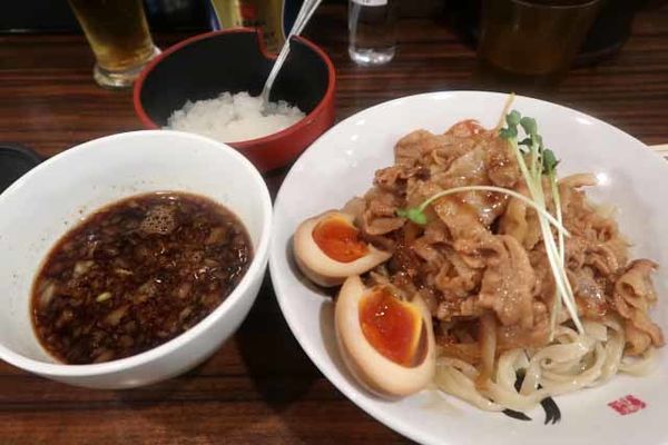 「肉盛りつけ麺並　830円＋味玉　120円＋無料の肉ちょい増し」@魁 肉盛りつけ麺 六代目けいすけの写真