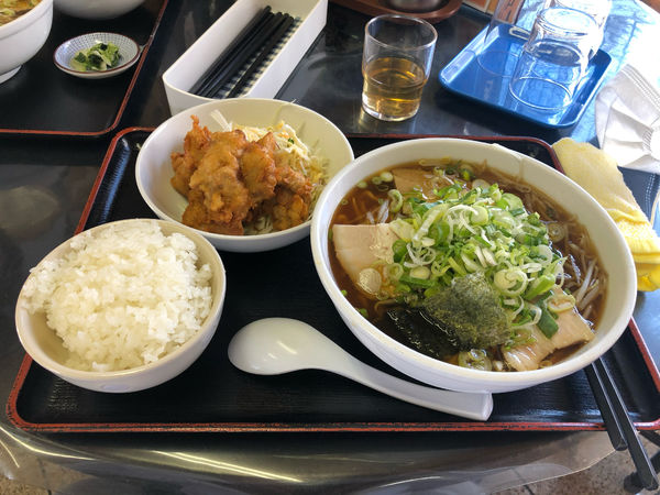 「からあげ醤油ラーメン　ライス付き」@おたるラーメン食堂の写真