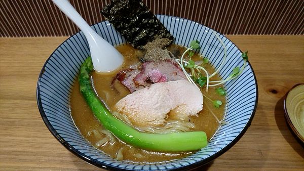「鶏芳醇煮干しらぁ麺　900円」@らぁ麺 鬼滅の桜の写真