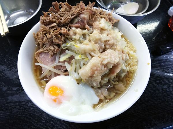 「麺半分ニンニクアブラ＋豚ほぐし＋温泉卵　730＋100円」@ラーメン二郎 茨城守谷店の写真