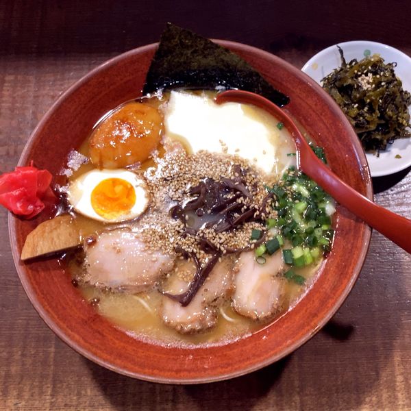 「ラーメン（800円）味たま（半熟 100円）高菜（100円）」@分田上の写真