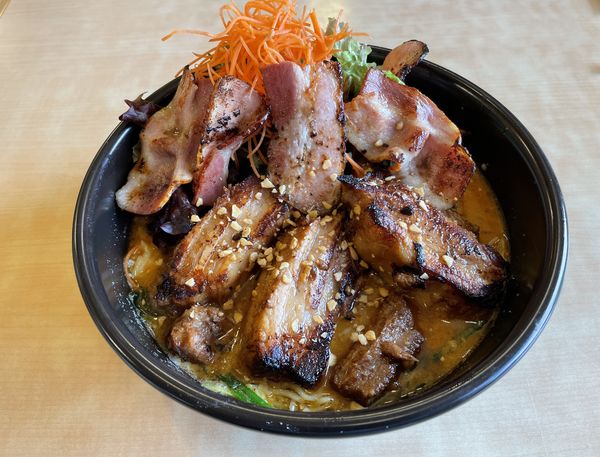 「ターロースタミナスパイシー麺LL太肉x2＋ベーコン」@たっちゃんらーめんの写真