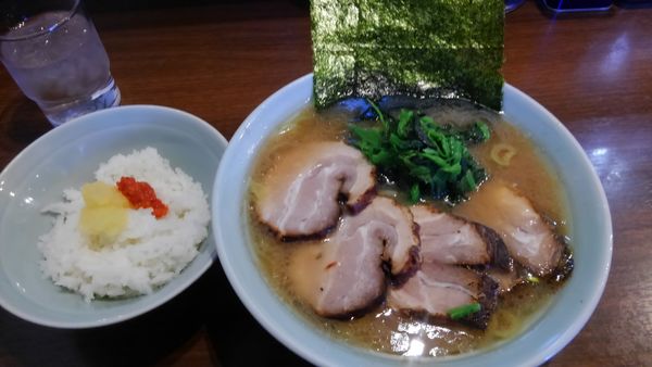 「チャーシュー麺、半ライス」@金八家の写真