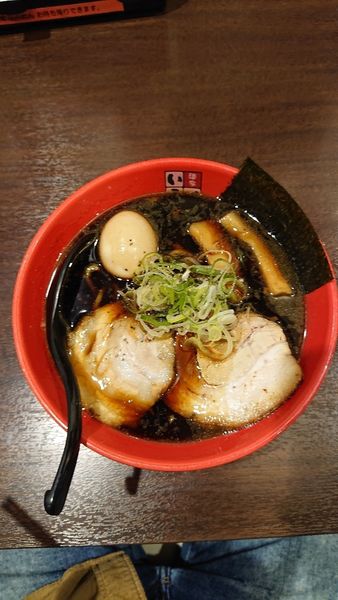「富山ブラック味玉らーめん」@豚系 麺家いろは 秋葉原店の写真