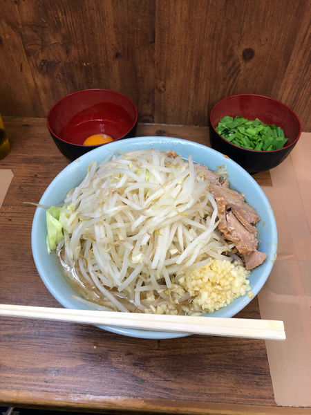 「小ラーメン（ヤサイ、ニンニク）+ニラ+生卵」@ラーメン二郎 池袋東口店の写真