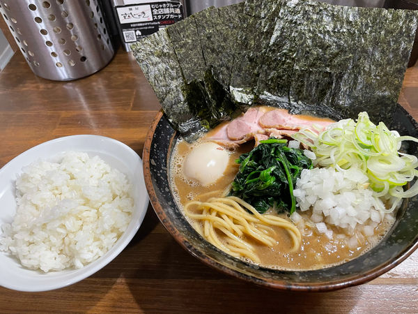 「【限定】三代目流家系ラーメン850円、海苔、法蓮草、ライス」@三代目 むじゃきの写真