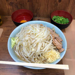 小ラーメン（ヤサイ、ニンニク）+ニラ+生卵