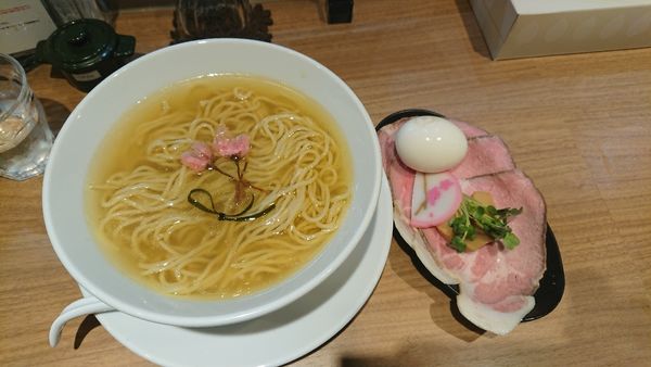 「恋だし清湯節薫るsoba 大 玉子 1250円」@鶏Soba Toraやの写真