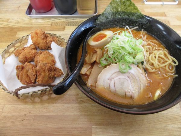「チゲ味噌ラーメン（８２０円）＋鶏の唐揚げ５００円」@ラーメンとん太 佐原店の写真