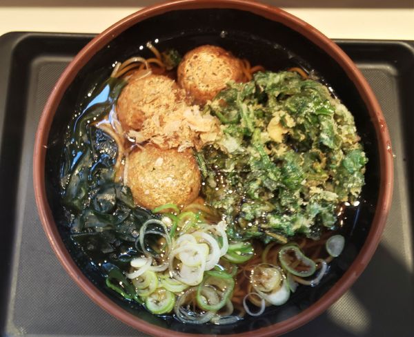「銀だこそば（たこ焼きそば）+春菊天」@名代 富士そば 市ヶ谷五番町店の写真