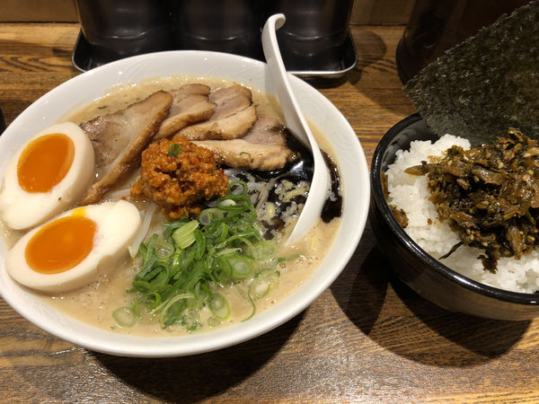 「季節限定味噌味玉チャーシュー麺辛子高菜ご飯セット」@でびっと 中延店の写真