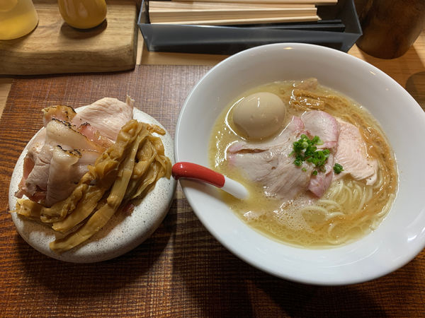 「深み鶏　特製盛　限定肉増し岩塩とガーリック」@芛堂寺の写真