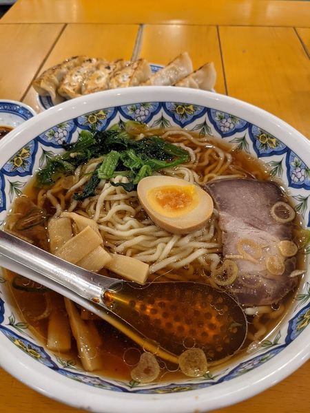 「醤油ラーメン(揚州麺)」@中国ラーメン 揚州商人 渋谷センター街店の写真