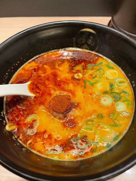 「シビ辛豚骨坦々麺（大辛）麺半分」@TOKYO 豚骨 BASE MADE by 博多一風堂 ecute品川サウス店の写真