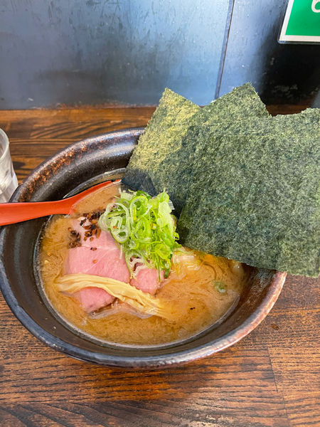 「元祖豚骨キノコ＋全部のせ（800円＋250円）」@麺場voyageの写真